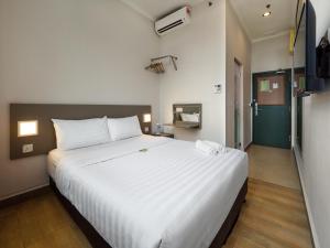 
A bed or beds in a room at Tune Hotel - 1Borneo Kota Kinabalu
