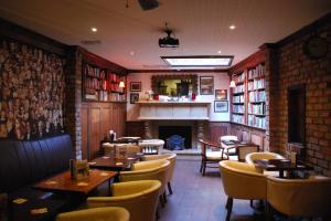 un ristorante con tavoli, sedie e un camino di The Draper Rooms a Dublino