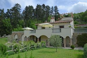 LondaにあるVilla Caiano - Luxury In Tuscanyの庭付きの家の外観