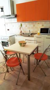 A kitchen or kitchenette at Appartamento LE CONCHIGLIE Monterosso al mare