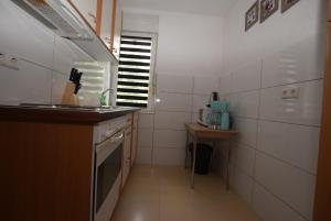 eine kleine Küche mit einer Spüle und einem Herd in der Unterkunft Apartment Stuttgart Ost in Stuttgart