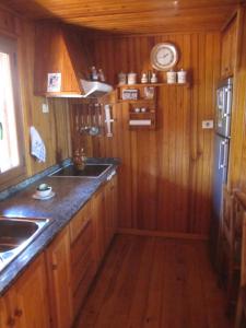 Kuchyň nebo kuchyňský kout v ubytování Casa de Madera