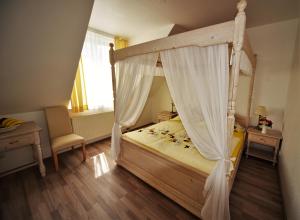 Säng eller sängar i ett rum på Hotel Normandie
