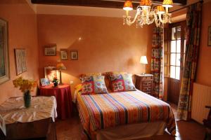 A bed or beds in a room at Mas Vilosa Bed and Breakfast Még 37 kép