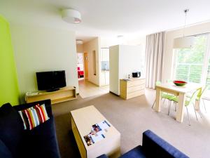 Televízia a/alebo spoločenská miestnosť v ubytovaní Golden Tulip Międzyzdroje Residence