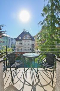 a patio with a table and chairs on a balcony at Villa Antares I & II in Świnoujście