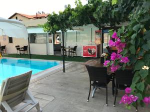 Bazén v ubytování Cam Hotel nebo v jeho okolí
