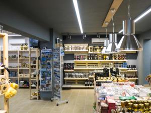 酒店内部或周边的超市或其他商店