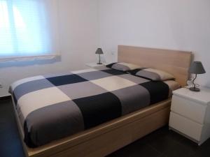 エンプリアブラバにあるApart-rent Apartment Sant Maurici 0137のベッドルーム1室(ベッド1台、白黒の毛布付)