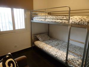 エンプリアブラバにあるApart-rent Apartment Sant Maurici 0137の窓付きの客室で、二段ベッド2台が備わります。