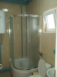 y baño con ducha, aseo y lavamanos. en Apartments Nasteski, en Ohrid