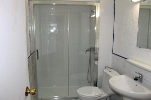 トレモリノスにあるNeptuneのバスルーム(シャワー、トイレ、シンク付)