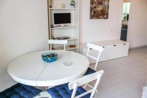 トレモリノスにあるNeptuneのリビングルーム(白いテーブルと椅子付)