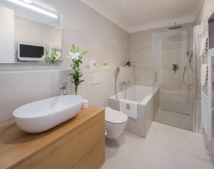ein Badezimmer mit einer Badewanne, einem WC und einem Waschbecken in der Unterkunft Belvedere Luxury Rooms - Breathtaking View in Split