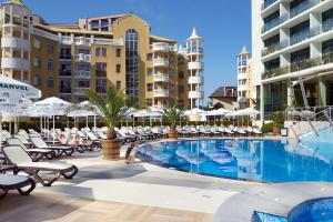 Majoituspaikassa Hotel Marvel All Inclusive - FULLY RENOVATED FREE Beach Access tai sen lähellä sijaitseva uima-allas