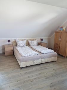 Ein Bett oder Betten in einem Zimmer der Unterkunft Ferienappartements Holger Plescher