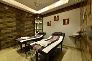 una fila di letti in una stanza di Picaddle The Luxury Boutique Hotel a Mahabaleshwar