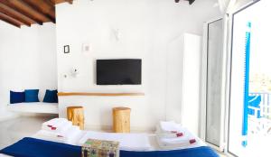 TV a/nebo společenská místnost v ubytování Loukia Studios & Suites