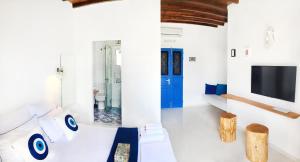 TV a/nebo společenská místnost v ubytování Loukia Studios & Suites