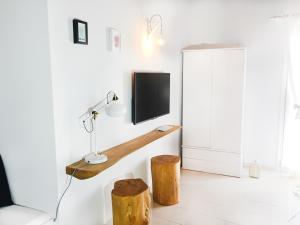 TV a/nebo společenská místnost v ubytování Loukia Studios & Suites