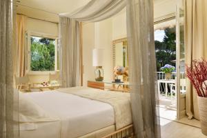 a bedroom with a bed and a balcony at Villa Roma Imperiale in Forte dei Marmi