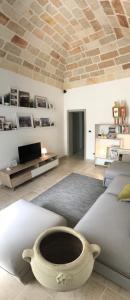 ein Wohnzimmer mit Sofa und Tisch in der Unterkunft WePuglia - Santo Cosma - La Suite in Polignano a Mare