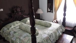 SitubondoにあるJeru Homestayの天蓋付きベッドのある寝室 +16枚の写真