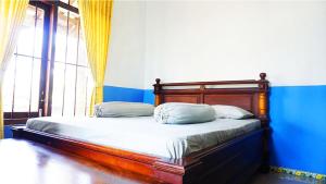 Una cama o camas en una habitación de Jeru Homestay