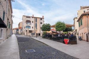 Eine Straße mit Leuten, die in einer Gasse an Tischen sitzen. in der Unterkunft Apartment Batinica in Šibenik