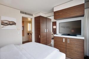 Rúm í herbergi á H4 Hotel Solothurn