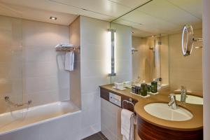 Baðherbergi á H4 Hotel Solothurn