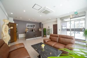 vestíbulo con muebles de cuero y recepción en Condominium Stella Site en Hakodate