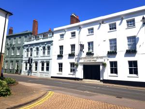 ein weißes Gebäude an der Straßenseite in der Unterkunft The Chequers Hotel in Newbury