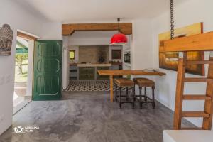 cocina y comedor con mesa y sillas en The Gate House, en Bucelas