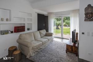 un soggiorno con divano e TV di The Gate House a Bucelas