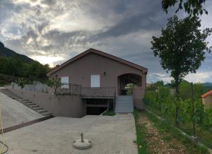 una casa con una escalera que conduce a ella en Guesthouse Djukanovic, en Virpazar
