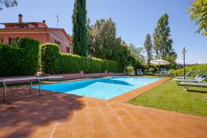 una piscina nel cortile di una casa di Podere Lo Stringaio a Fauglia