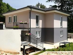 uma pequena casa com uma escada em frente em Apartment Natali em Brseč
