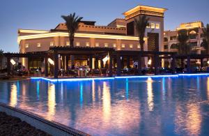 Bazén v ubytování Saadiyat Rotana Resort and Villas nebo v jeho okolí