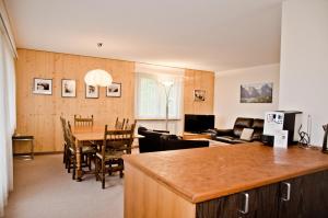 - un salon avec une table et une salle à manger dans l'établissement Apartment Schönegg - GRIWA RENT AG, à Grindelwald