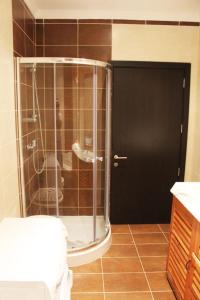 baño con ducha y puerta de cristal en Maltarentapartments, en Marsaskala