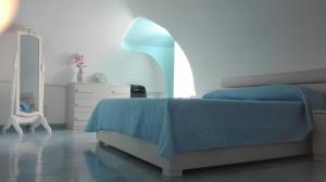 una camera con letto blu e cassettiera bianca di Casa Cucurullo a Procida