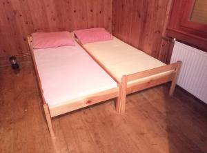 Postel nebo postele na pokoji v ubytování Mountain Lodge Smrekovc + 9 fotografií