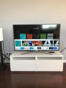 Televízia a/alebo spoločenská miestnosť v ubytovaní Music Apartment