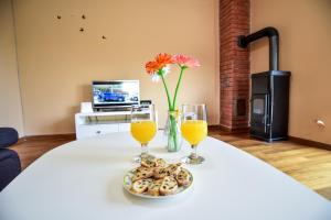 2 bicchieri di succo d'arancia e snack su un tavolo di Ankin Dvor a Galovac
