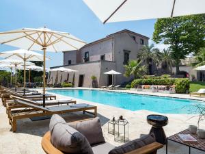 The swimming pool at or close to Relais San Giuliano