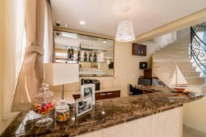 赫尔采格诺维Hedera Residences - Kumbor的厨房设有吧台,柜台上设有帆船