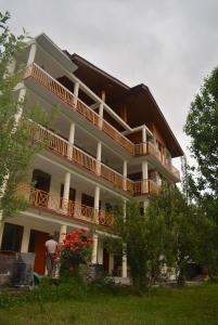 马拉里Himalaya Cottage的一座大型建筑的侧面设有阳台
