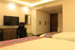 Giường trong phòng chung tại Hanshi Hotel Yanji