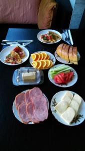 una tabella piena di diversi tipi di alimenti su piatti di Hotel Imaginarium a Tbilisi City